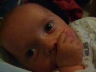 DSCF3719 Nathan tète son pouce