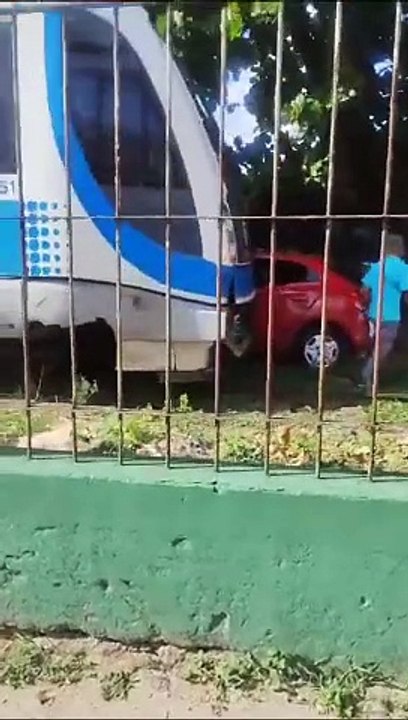 **Acidente entre Carro e VLT na Região Metropolitana de João Pessoa**   Um carro se chocou com um Veículo Leve sobre Trilhos (VLT) na tarde desta quarta-feira (20), nas imediações da passagem de nível próxima à Estação de Bayeux, na Grande João Pessoa. A