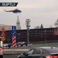 Helicópteros sobrevuelan la plaza roja y aterrizan en el Kremlin de Moscú