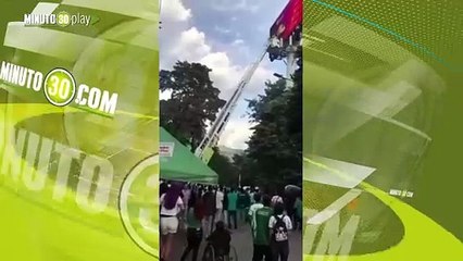 Se encaramó en esa valla para ver perder al verde