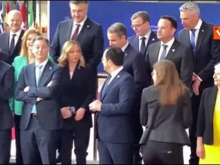 Скачать видео: “Sei un po’ alto”, Meloni scherza con gli altri leader alla foto di gruppo al Consiglio Ue