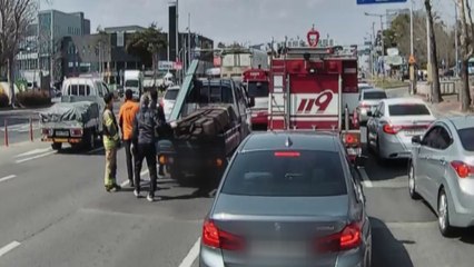 트럭 화물이 도로에 '와르르'...복귀하던 소방관들이 정리 / YTN