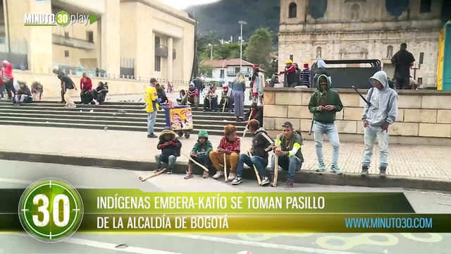 Indígenas Embera Katío se toman pasillo de la Alcaldía de Bogotá