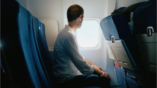 Mann sitzt im Flugzeug zufällig neben seinem Doppelgänger: Das Undenkbare passiert