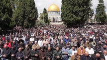 شاهد: أكثر من 100 ألف شخص يؤدون صلاة الجمعة بالمسجد الأقصى