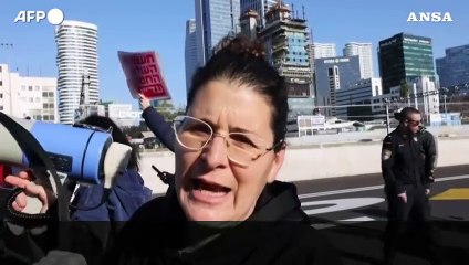 Télécharger la video: Tel Aviv, le famiglie degli ostaggi israeliani bloccano l'autostrada