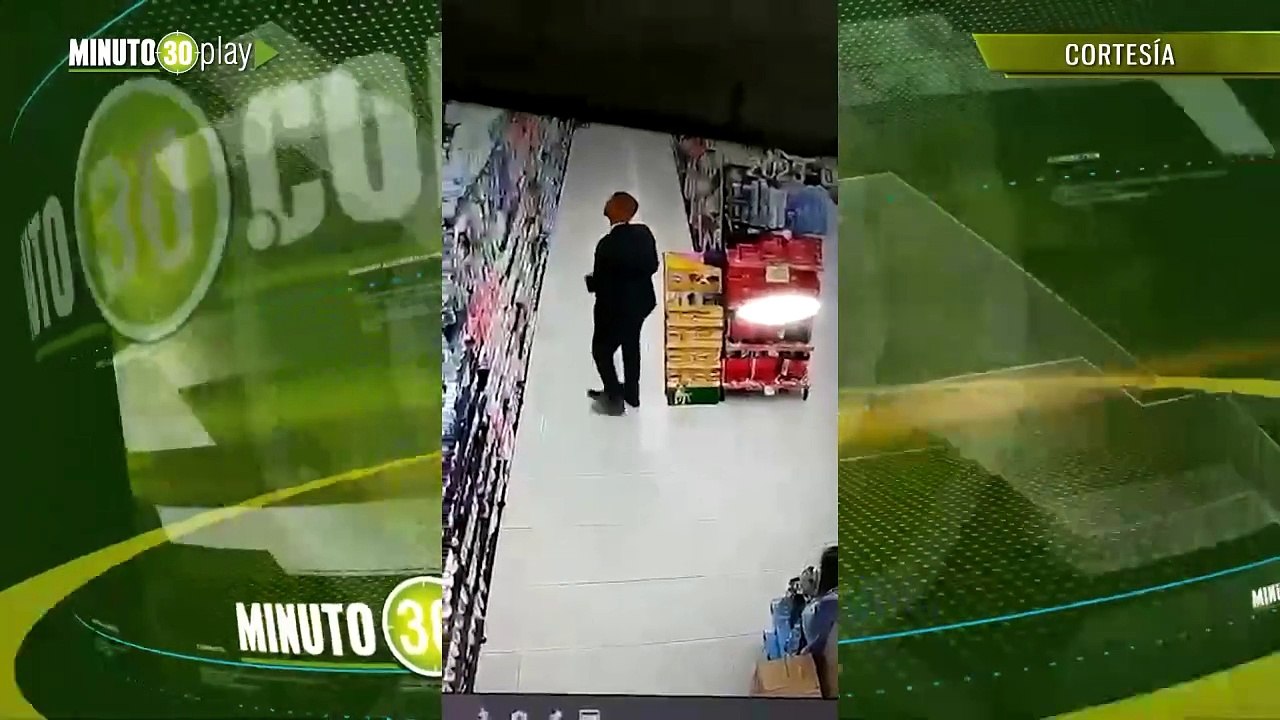 Hombre de traje y corbata estaba robando en un supermercado en Bogotá