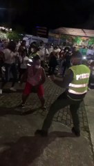 manifestantes y policías le ponen sabrosura a movilización al son de la Chirimía