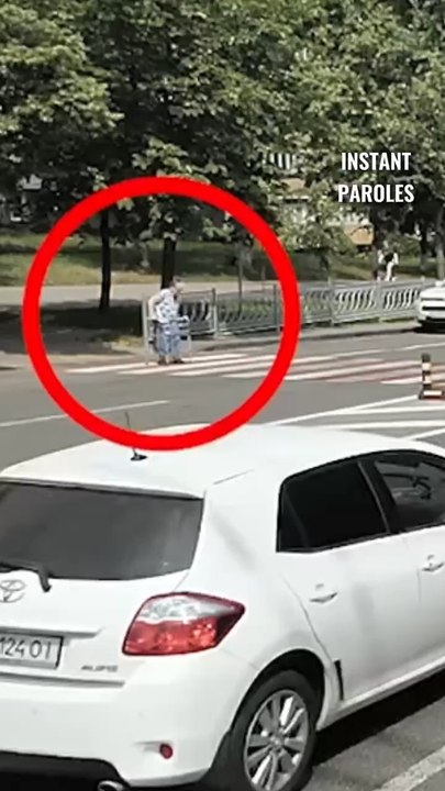Cette femme âgée peine à traverser la route puis quelque chose de précieux se produit
