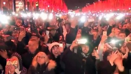 Tải video: Show de fuegos artificiales en Paris para recibir el 2019