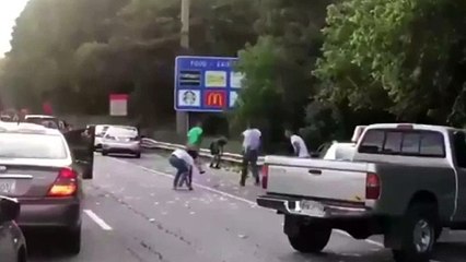 Lluvia de Billetes en Carretera de Estados Unidos