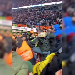 Trabzon'daki taraftar teröründen yeni görüntü! Sahaya 'çello' atılmış