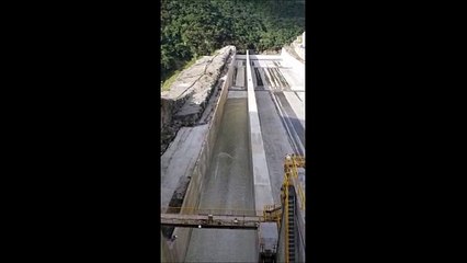 El agua del río Cauca ya está fluyendo a través del vertedero de Hidroituango