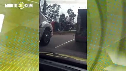 Bus con más de 30 pasajeros se fue de lado en Copacabana, hay varios heridos