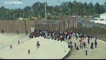 Atacan con gas lacrimógeno un grupo de migrantes que trató de cruzar la frontera con  Estados Unidos