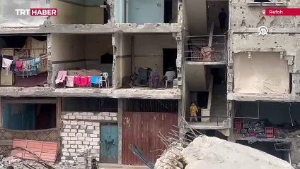 Gazzeliler cuma namazını yıkılan caminin enkazı üzerinde kıldı