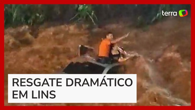 Em resgate dramático, pessoas são retiradas de carro que caiu em córrego no interior de SP