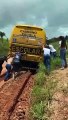 Ônibus escolar atola em vala e alunos empurram o veículo em estrada na zona rural