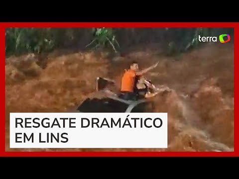 Em resgate dramático, pessoas são retiradas de carro que caiu em córrego no interior de SP