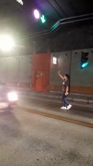 1 Se puso la 10  Una mujer reguló la circulación vehicular en accidente del túnel de oriente