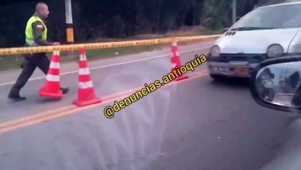 [VIDEO] Un adulto mayor murió al ser arrollado por una motocicleta en la vía Guarne - Aeropuerto J.M.C