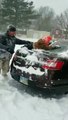 Padre usa a su hijo ara limpiar la nieve de las ventanas de su auto