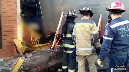 21-07-17 De-milagro-tres-adultos-y-un-nino-resultaron-ilesos-al-estrellarse-furgon-contra-su-casa-1280x720