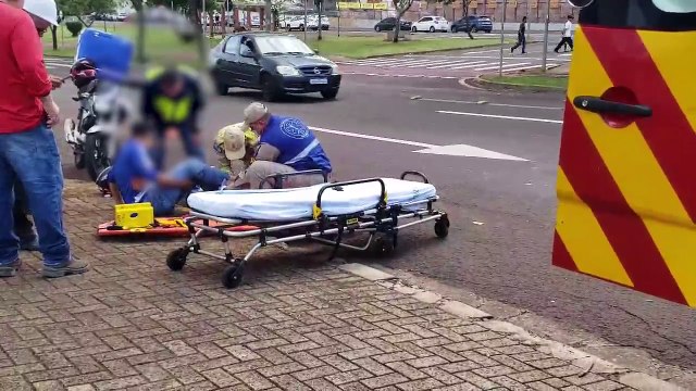 Jovem fica ferido em queda de moto na Avenida Tancredo Neves