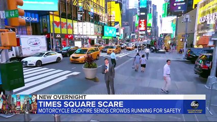 Tải video: Motorcycle scare sends hundreds fleeing in Times Square