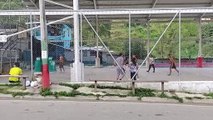 25-04-2021 En pleno toque de queda en Caldas, hombres y mujeres se 'relajan' jugando fútbol