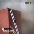 Bomberos colocan escaleras para que mapaches escapen de un incendio