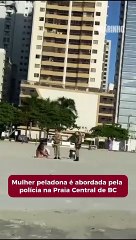 Mulher á flagrada tomando sol pelada em Balneário Camboriú