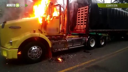 Quemaron dos tractomulas en Puerto Valdivia