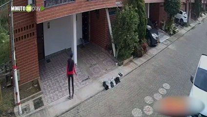 Pilas con los tenis Mire lo que esta lacra hizo