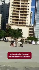 Mulher é flagrada tomando sol peladona na praia central de BC
