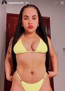 ¡El verano es nuestro! Y Akasha Murillo aprovecha para posar en traje de baño amarillo