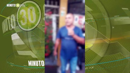 Papá llegó con un martillo a intentar abrir las puertas de colegio cerrado por protesta