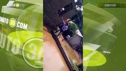 En Atlántico los cobradiarios no los detiene las inundaciones en canoa van a cobrar