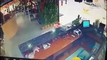 #VIRAL: Por descuido bebe cae por escaleras electricas en centro comercial de China