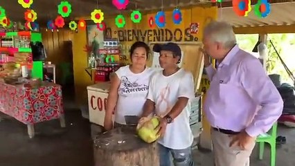 AMLO bebe agua de coco en carretera de Colima, regaño al vendedor por dar popotes