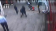 Video de cámara de seguridad muestra cuando una mujer es empujada en el momento que un autobus en Londres
