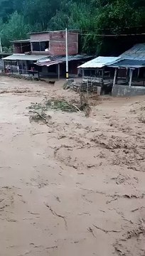 Creciente súbita inundo la vía vieja Barbosa – Cisneros 1