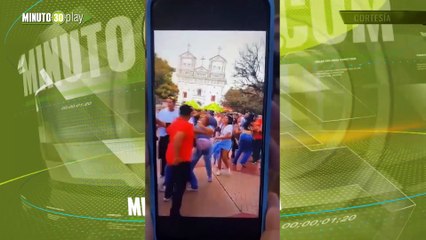 Qué bestia Sujeto le dio una patada voladora en el rostro a una policía en Guatapé