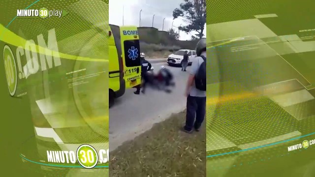Motociclista se cayó en la autopista y casi la atropella una tracto mula