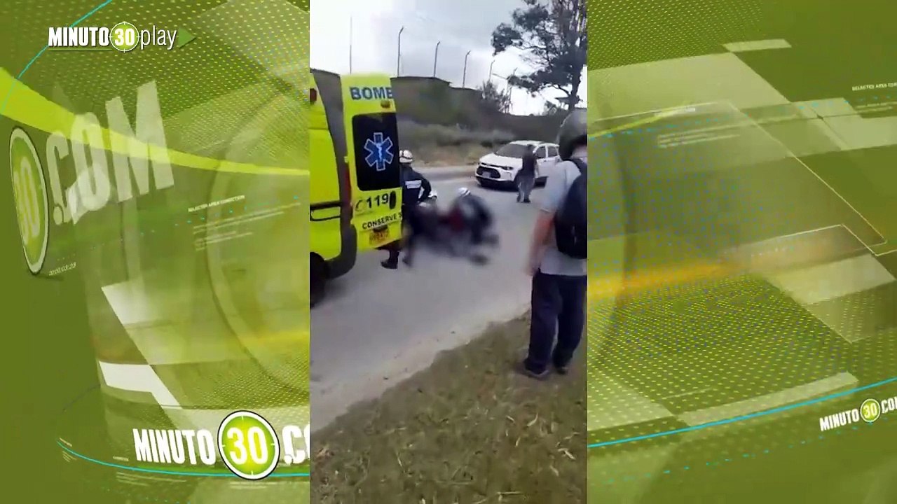 Motociclista se cayó en la autopista y casi la atropella una tracto mula