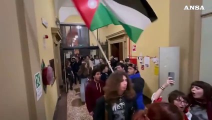 Tải video: Collettivi protestano davanti al rettorato a Bologna