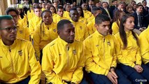 10-07-10 Deportistas colombianos recibieron el pabellón Nacional de manos de Iván Duque