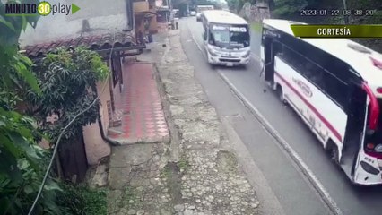 bus de Caldas por poco causa una tragedia
