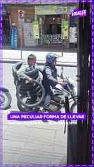 ¿Peligroso? Una peculiar forma de llevar varias llantas en una motocicleta