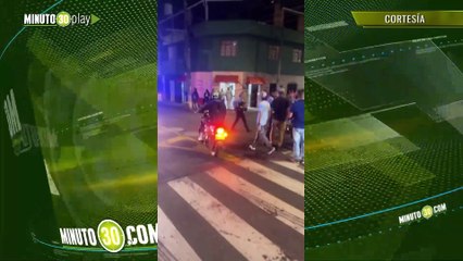 Tremenda pelea entre agentes de Tránsito y un cond